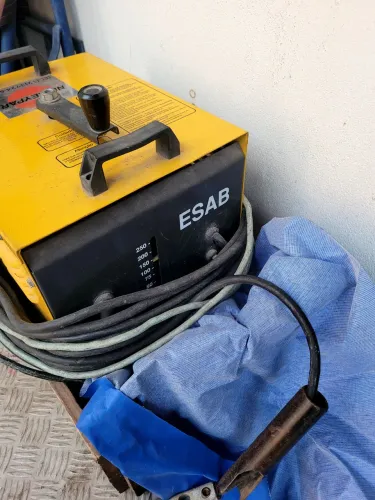 MÁQUINA DE SOLDA ESAB