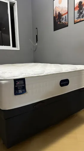 Cama casal baú Simmons com um ano de uso
