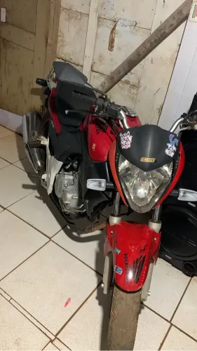 Moto muito boa toda filé apenas detalhe de uso mor novinha da pra arruma se vc quiser