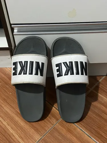 Slide Nike letreiro