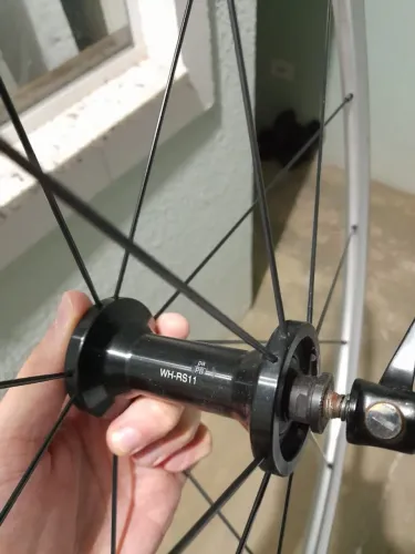 Roda dianteira Shimano RS11