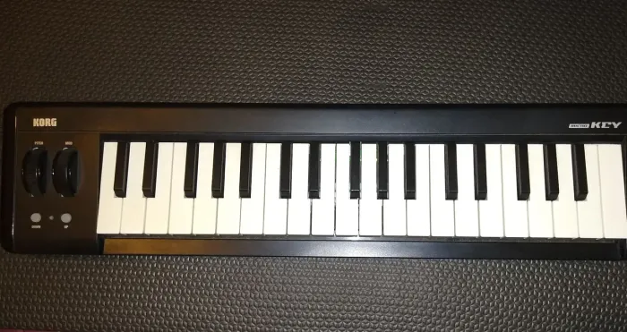 Vendo teclado controlador Midi Korg em bom estado!