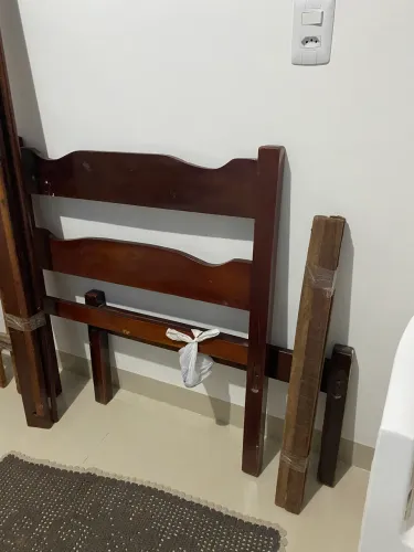 Cama de Solteiro de Madeira - Boa Conservação
