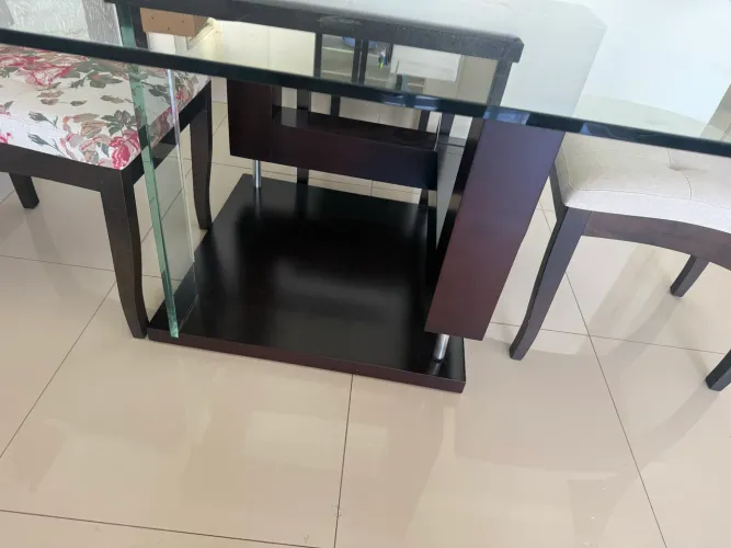 Mesa Germán em madeira e tampo de vidro 