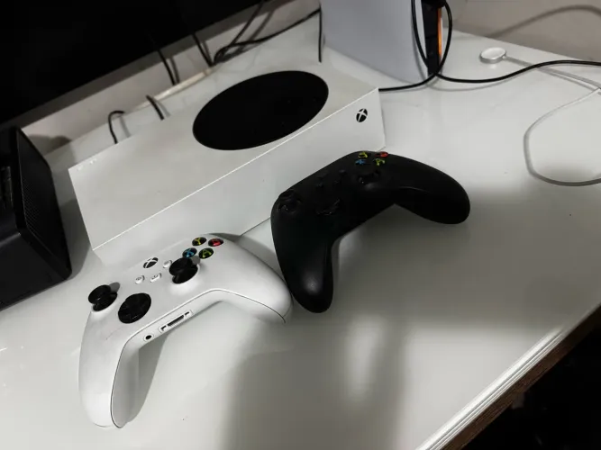 Xbox séries S com dois controles 