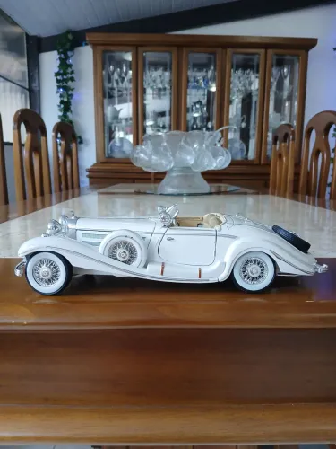 Miniatura 1/18 Mercedes Benz