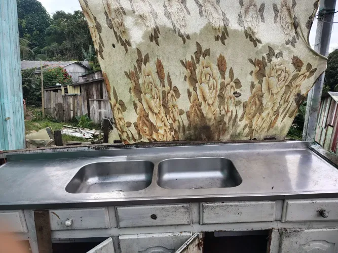 Pia com balcão e armário de madeira usado