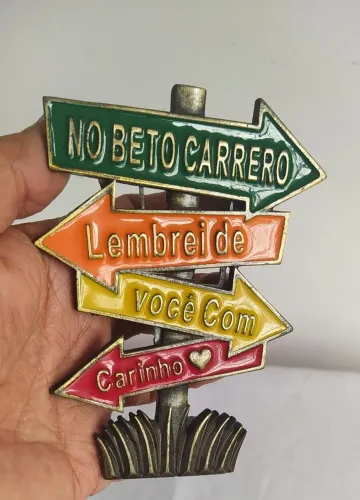 Placa Souvenir Colecionável em forma de placa, com acabamento colorido.