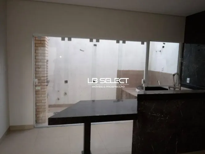 Sobrado no bairro Novo Mundo com três quartos, uma suíte e área gourmet.