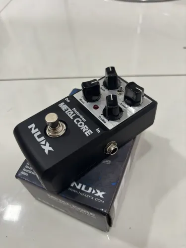 Pedal Nux Metal Core Distortion na Caixa