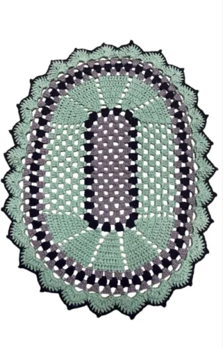 Tapete Oval Roxo e Verde em Crochê Barbante