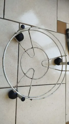 Suporte com rodizios e mangueira para tambor de gás cozinha.