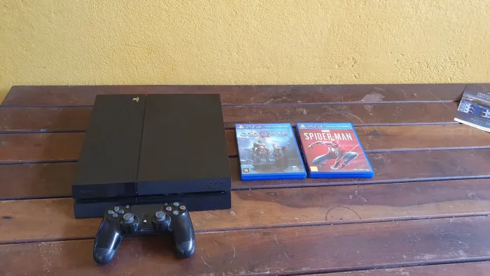 Ps4 Fat com 2 jogos e 1 controle