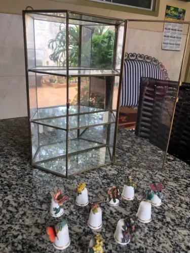 Mine vitrine com coleção de dedais
