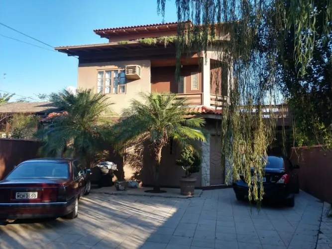 CASA COM PISCINA 270m