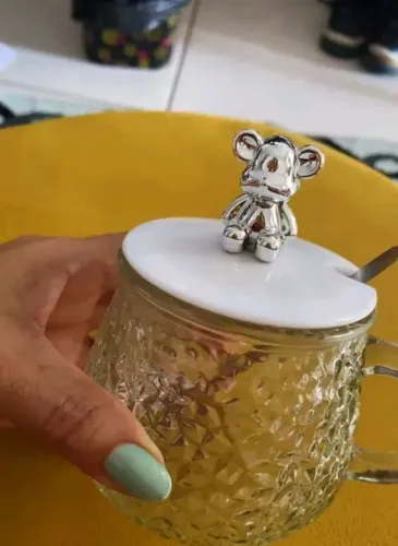 Caneca de vidro com tampa e ursinho 