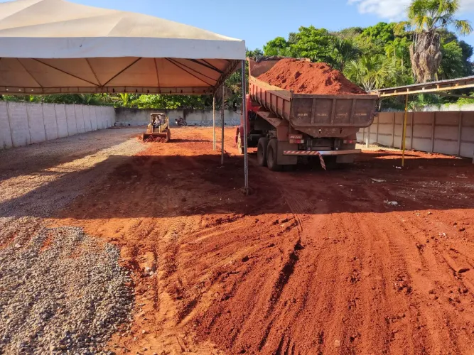 Vendemos terra para aterro e retiramos entulho