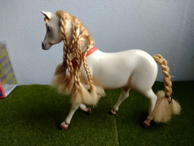 Cavalo de brinquedo da rapunzel