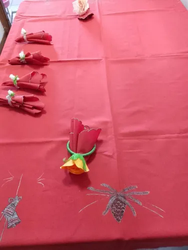 MARAVILHOSA TOALHA DE MESA , QUADRADA SEM USO