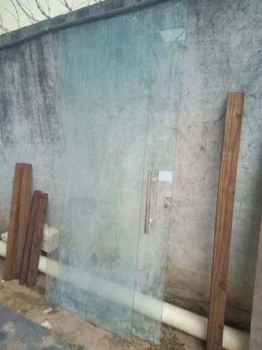 Porta de vidro e uma chapa de vidro 