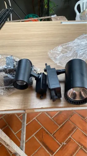Spots para trilho eletrificado