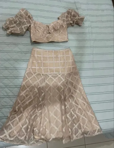 Conjunto de saia e cropped bege-  M