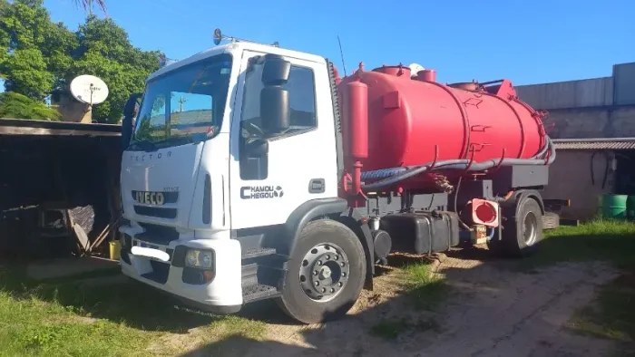 iveco 150 e 21  Caminhão vascula com bomba jurop Limpa Fossa/hidrojateamento/