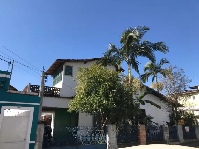 Casa para venda tem 450 metros quadrados com 5 quartos em Centro - Resende - RJ