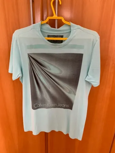 Camiseta calvin Klein esverdeada