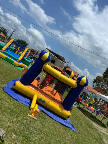 Brinquedos pra festa pula-pula cama elástica aluguel