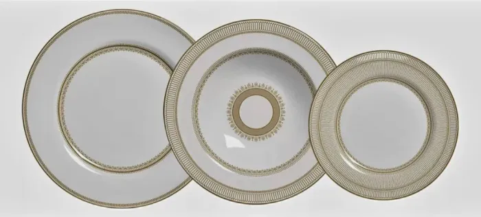 6 pratos rasos grandes, em porcelana com detalhes em dourado