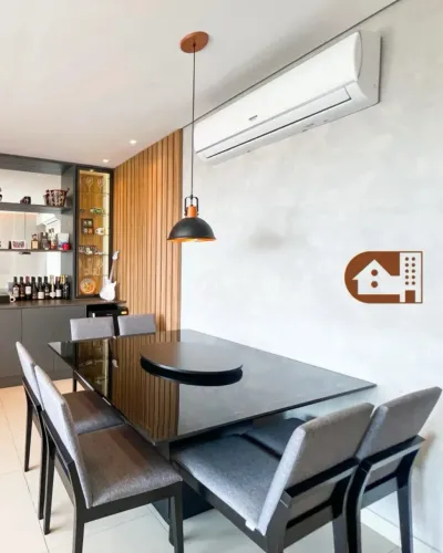 Mesa de Jantar Elegante com Tampo de Vidro