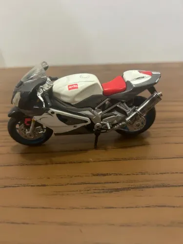Miniatura Moto Aprilia RSV4 - Maisto metal