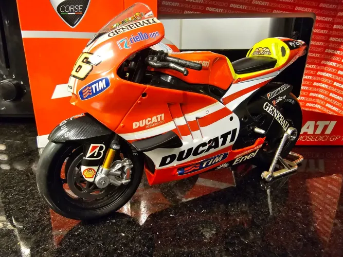Miniatura maisto 1:10 Moto Ducati motogp vr46 - Colecionador