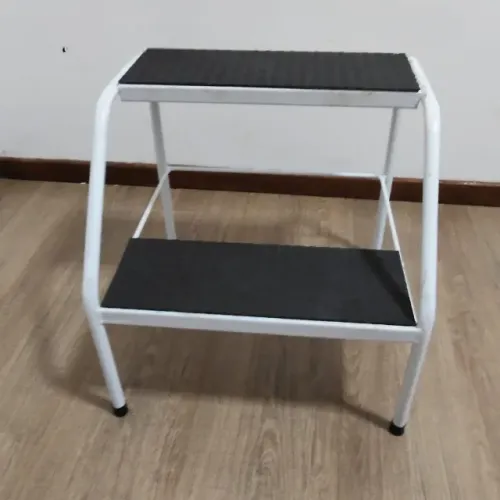 Escada Profissional de 2 Degraus com Antiderrapante - Estrutura Metálica