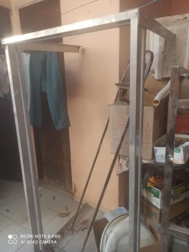 Estrutura de metal, alumínio, base de mesa.