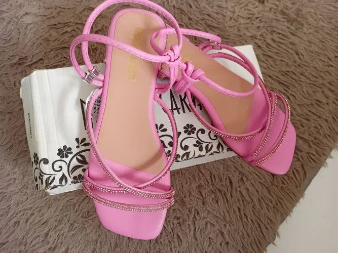 Sandália Rosa com Detalhes em Strass