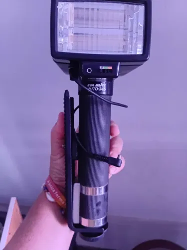 Flash com suporte para fixar e fio para câmeras profissionais 