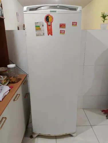 Vende-se uma geladeira Frost Free Consul 