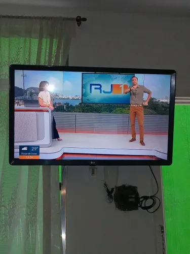 TV Smart 32 Polegadas LG com controle.