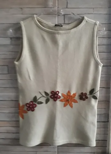 BLUSA FEMININA DE TRICÔ PARA ADULTO COM APLIQUES E BORDADOS DE CAMURÇA 