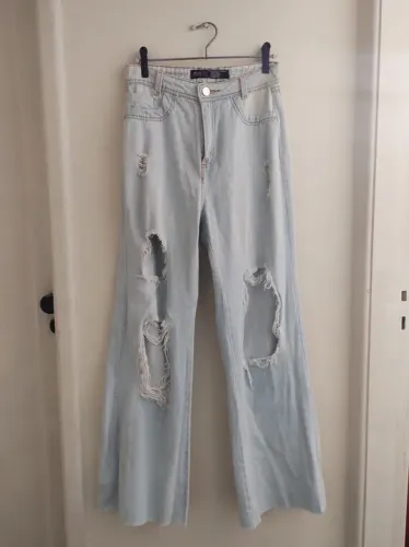 Calça Jeans Flare com Detalhes Desfiados Tam 42