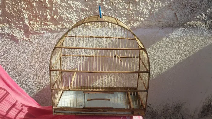 Gaiola artesanal de madeira