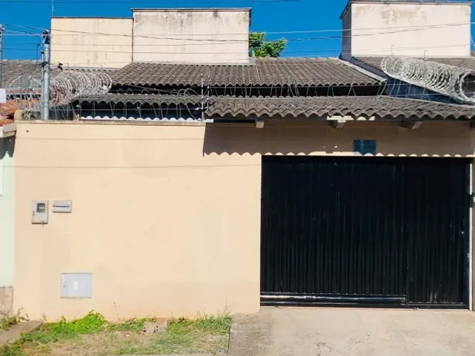 Casa 2/4 goiania