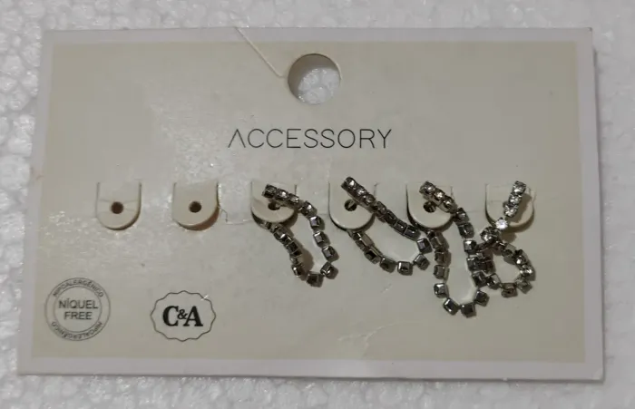 Brincos delicados com strass C&A