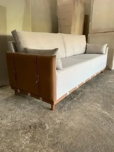 Sofá rosa charmoso com design moderno e almofadas decorativas. Ideal para sala de estar, p