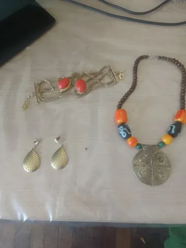 Colocar, pulseira e um par de brincos ( tudo par 20 reais)