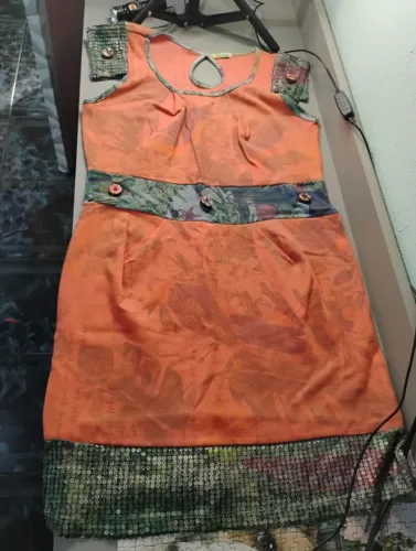 Vestido Laranja com Detalhes