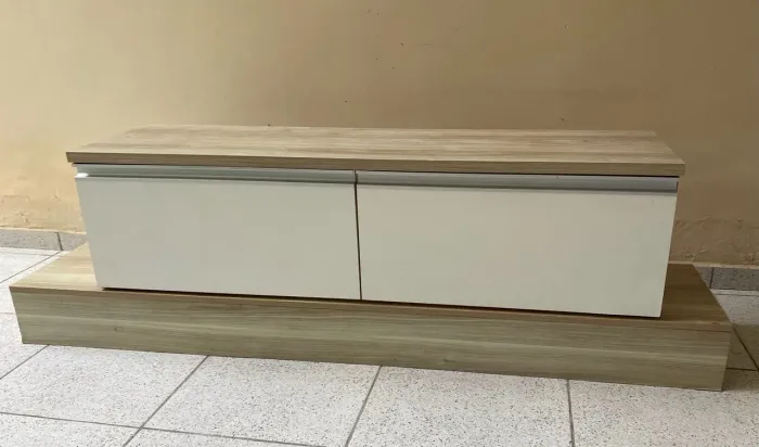 Móvel de TV prático com portas basculantes