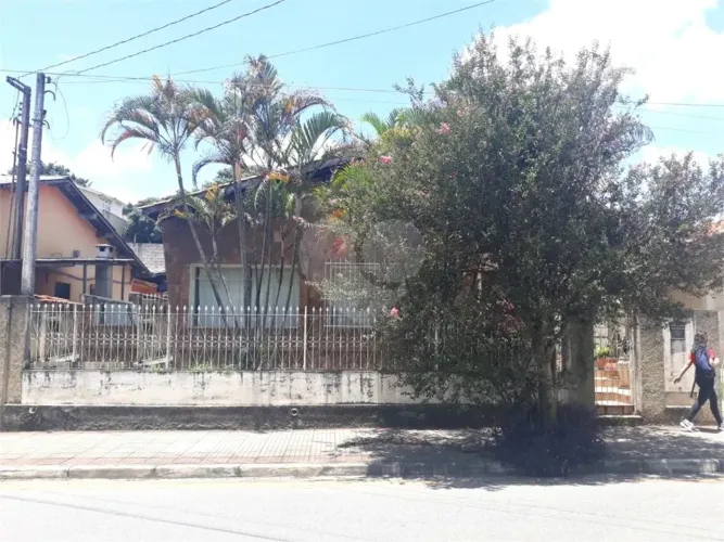 Casa à venda ou para alugar com 3 quartos em Jardim Maria Trindade, São Roque - SP